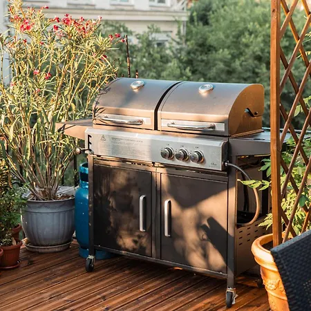 Hotel Three Dolphins With A Rooftop Terracе Varna