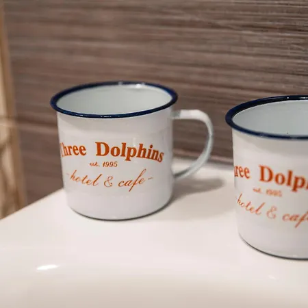 Three Dolphins With Rooftop Terracе Hotel