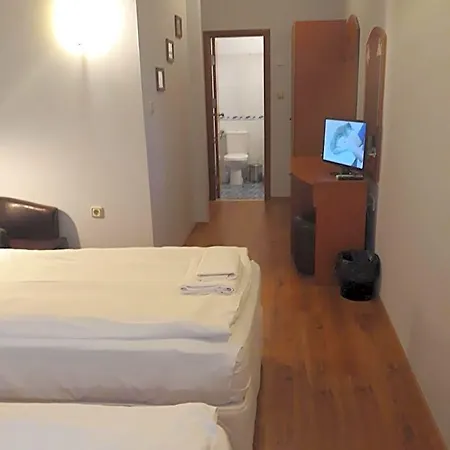 Three Dolphins With A Rooftop Terracе Hotell 3*