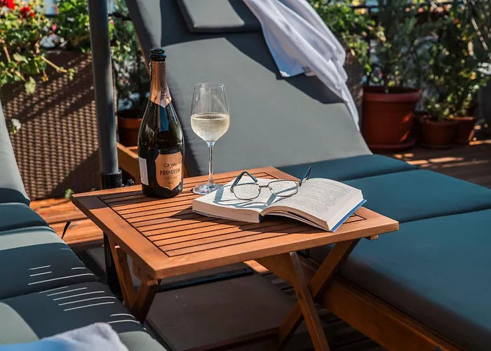 Three Dolphins With A Rooftop Terracе Hotell 3*