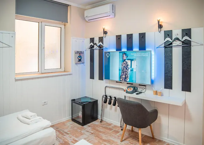 Three Dolphins With A Rooftop Terracе Hotell 3*